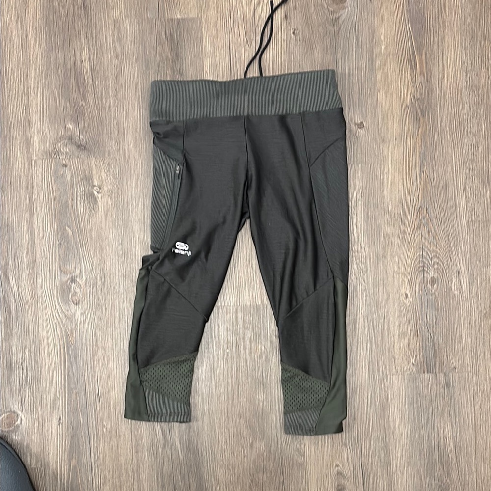 Womens Workouts knee length pants size Medium